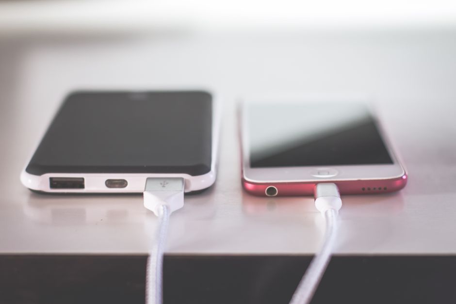 شخص يشحن هاتف Galaxy S26 بواسطة كابل USB-C