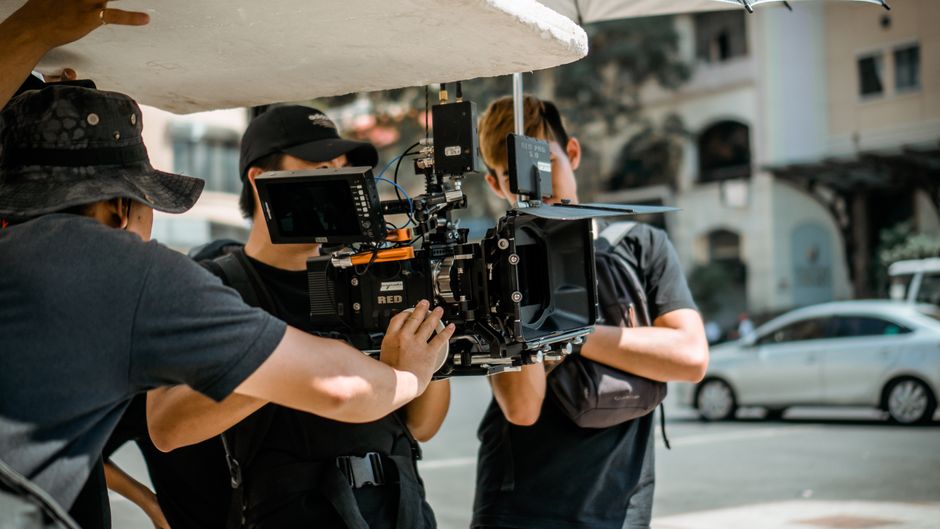 طاقم تصوير فيلم سعودي أثناء تجهيز مشهد داخل موقع التصوير
