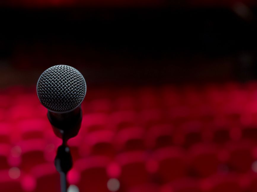 جمهور يضحك خلال عرض كوميدي في أحد مسارح الرياض