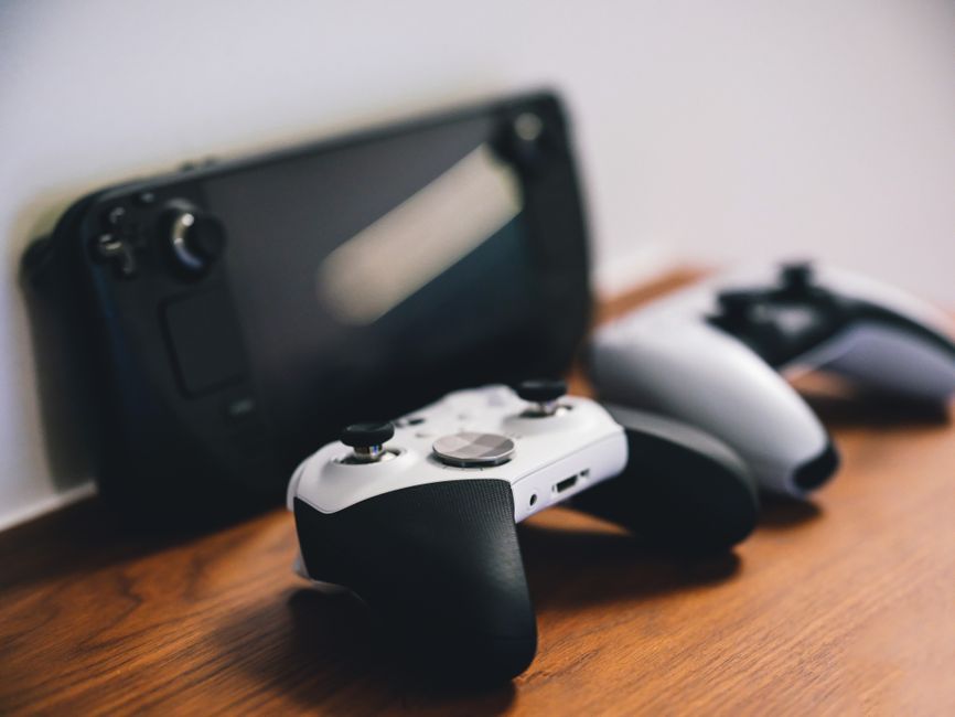 مقارنة PlayStation 5 و Xbox Series X 2026: أيهما الأفضل للاعبين السعوديين؟