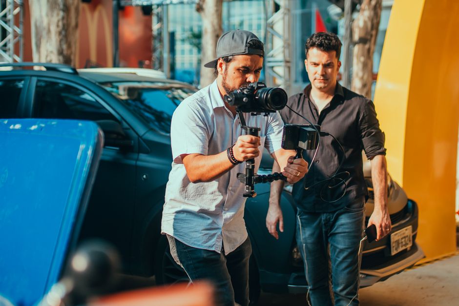 طاقم تصوير فيلم سعودي أثناء العمل على موقع التصوير