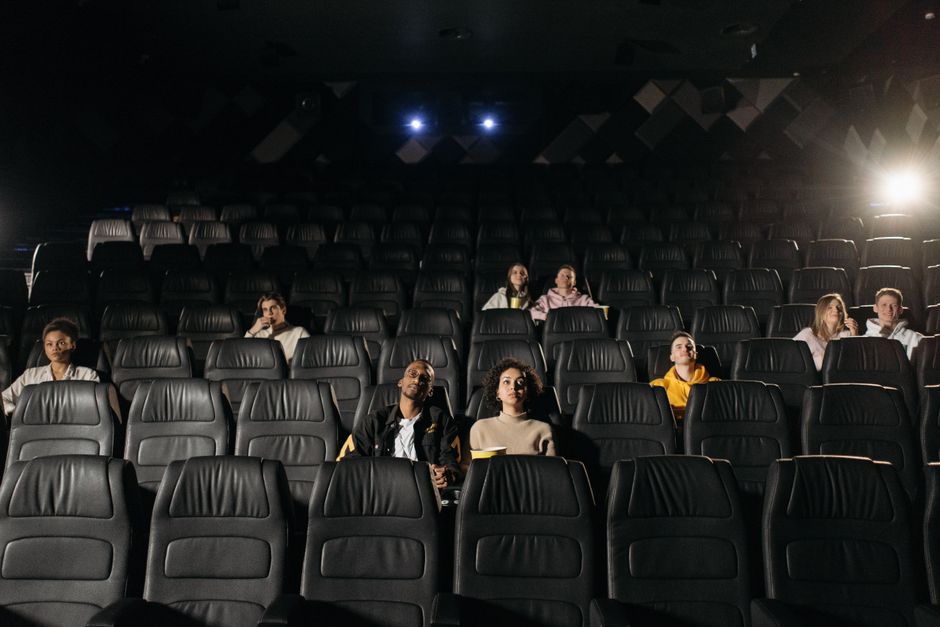 جمهور في صالة سينما لمشاهدة فيلم سعودي جديد