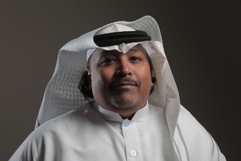 صورة مقربة لممثل سعودي شاب في الاستوديو