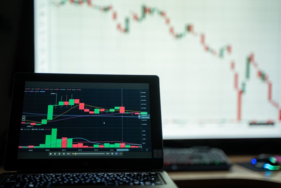شرح بيانات التداول والرسوم البيانية على شاشة كمبيوتر محمول