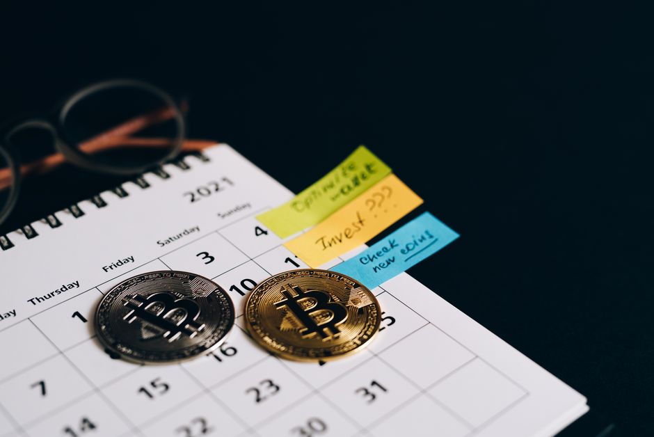 عملات رقمية بيتكوين واستثمار مالي على طاولة في الرياض