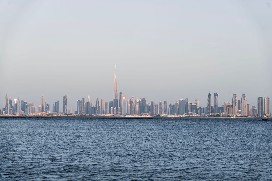 منظر برج خليفة وأفق مدينة دبي مع غروب الشمس