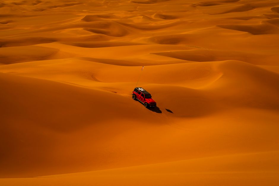 سيارات الدفع الرباعي وسط الكثبان الرملية في سفاري دبي