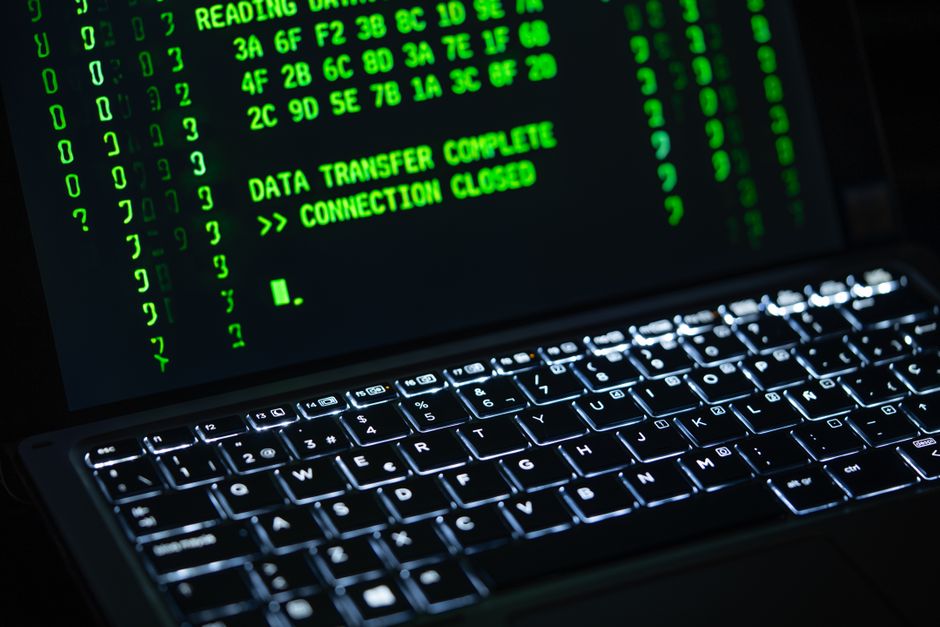 لقطة مقربة لشاشة كمبيوتر تعرض واجهة تحديثات ويندوز وقفل أمان