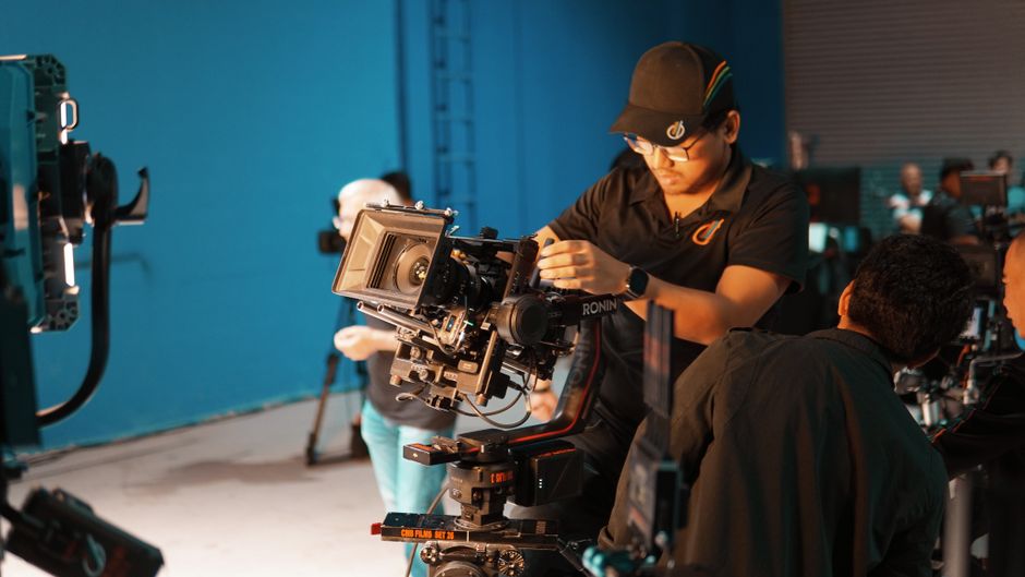 كاميرا تصوير في موقع تصوير سينمائي سعودي خلال إنتاج فيلم 2026