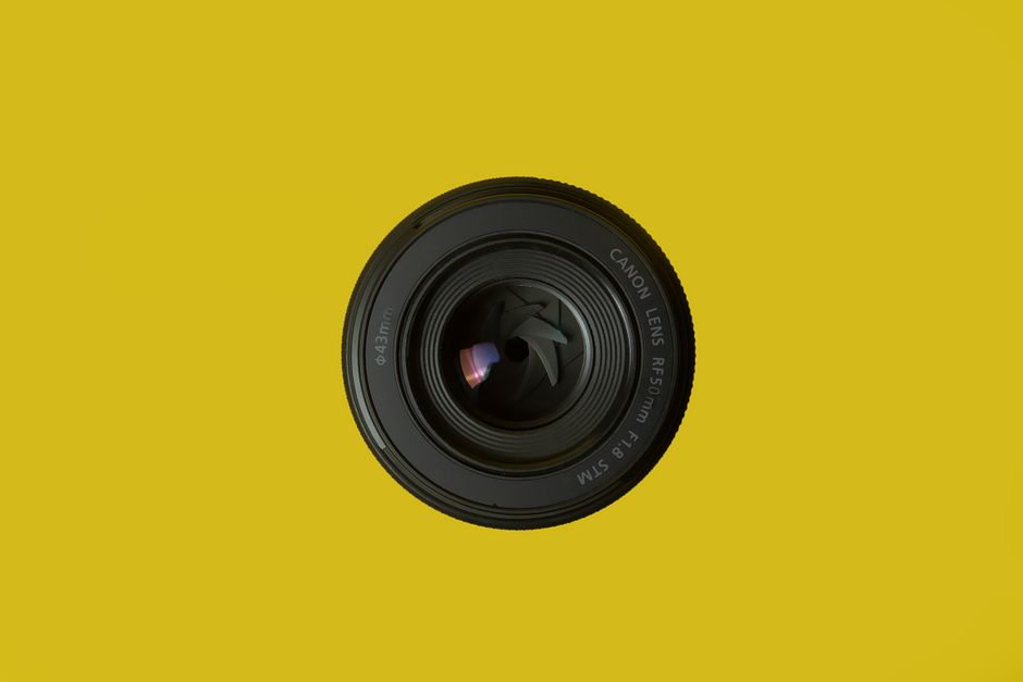 صورة مقربة لعدسة وكاميرا كانون Canon EOS R7 الاحترافية