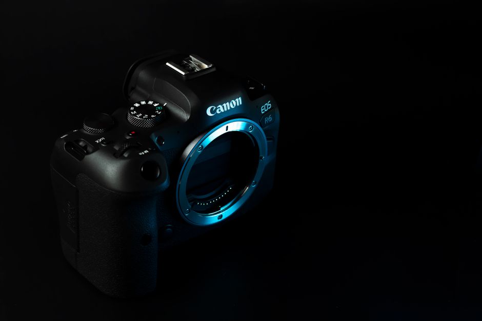 مراجعة شاملة لكاميرا Canon EOS R7: الأداء والميزات والسعر في السعودية 2026