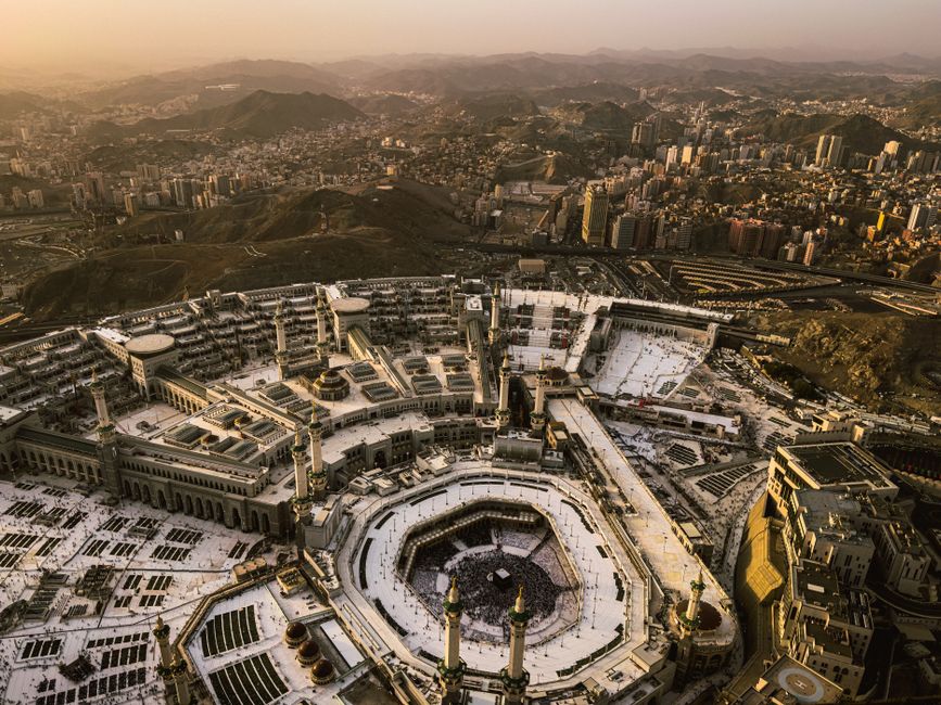 مشهد معماري لمدينة مكة المكرمة مع أبراج الفنادق عند الغروب