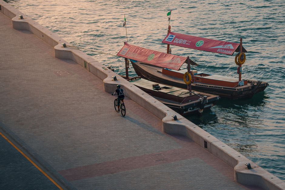 عائلة تمشي على ممشى خور دبي العام في 2026