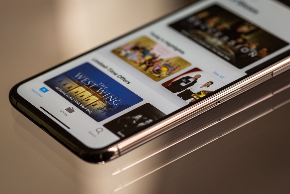 هاتف iPhone 15 معروض على طاولة مع صندوقه في المتجر