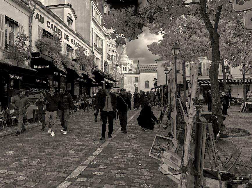 مقاهي حي مونمارتر في باريس وأجواؤه الفنية