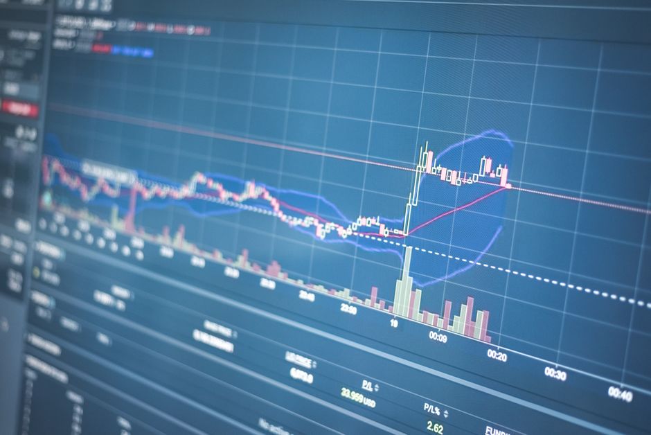 شاشة تداول الأسهم مع رسوم بيانية للمؤشرات المالية السعودية