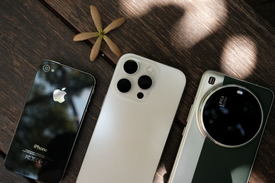 مقارنة شاملة بين Samsung Galaxy و iPhone 2026: أيهما الأفضل؟