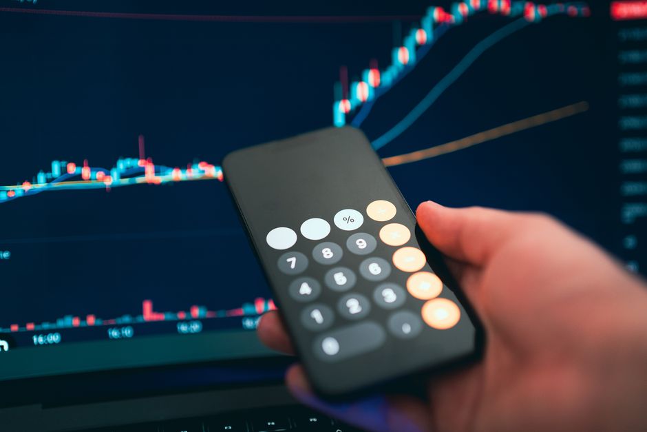 مستثمر سعودي يتابع الأسهم السعودية عبر تطبيق الجوال في 2026