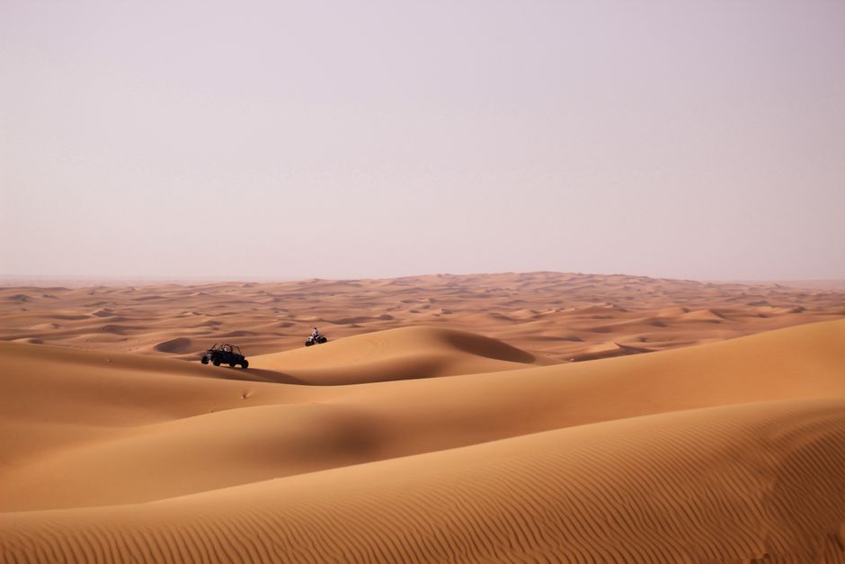 رحلة سفاري صحراوية عبر الكثبان الرملية الذهبية في دبي