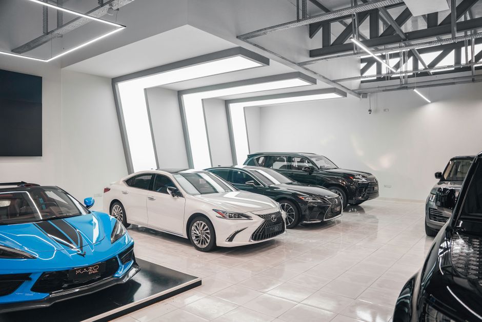 صالة عرض سيارات صينية حديثة داخل معرض في السعودية