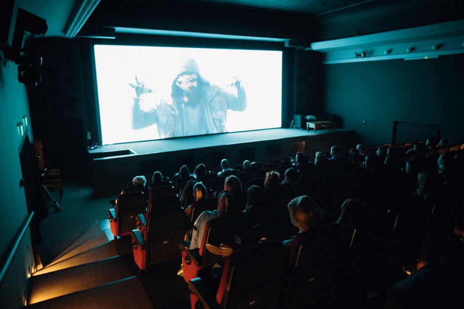 حفل افتتاح فيلم سعودي بحضور نجوم سينمائيين على السجادة الحمراء