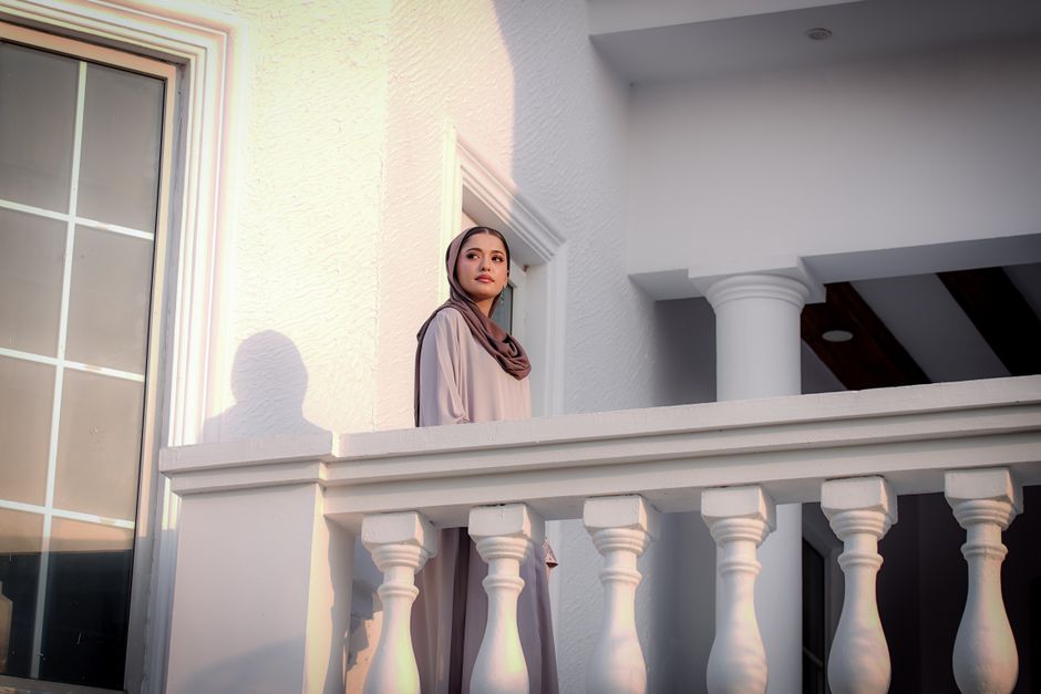 ممثلة سعودية بملامح عصرية وإطلالة عربية أنيقة
