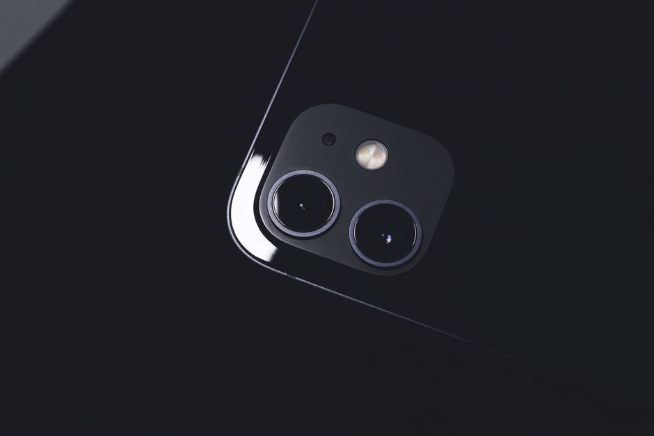 اقتراب لعدسة كاميرا Samsung Galaxy S25 أثناء تصوير مقطع فيديو