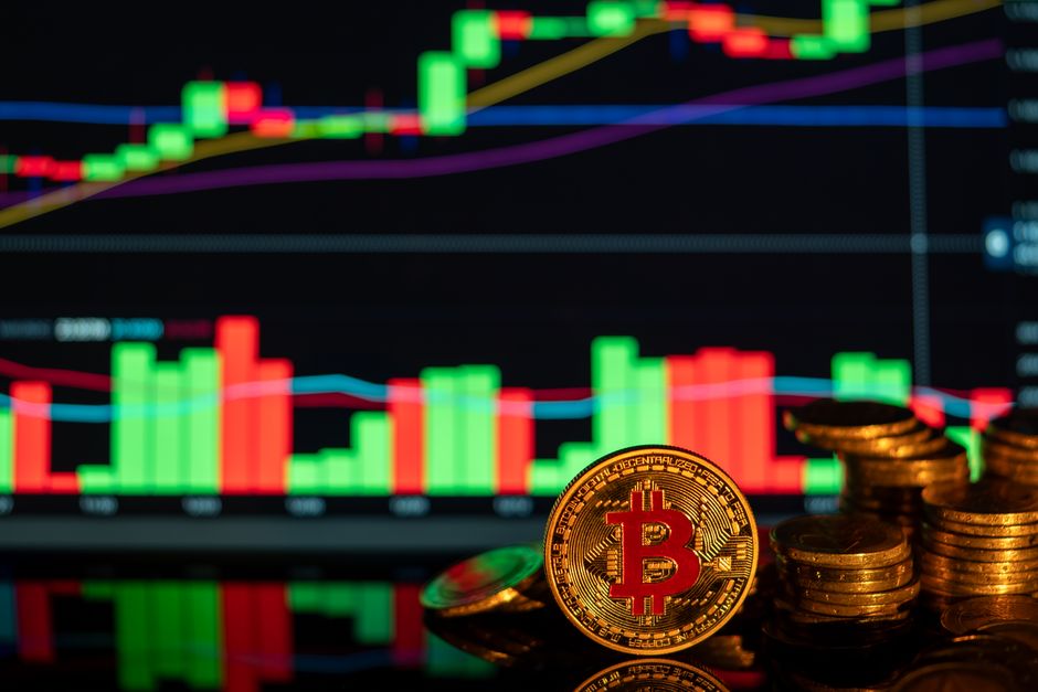 عملات رقمية مشفرة وبيتكوين مع رسوم بيانية لتقلبات السوق