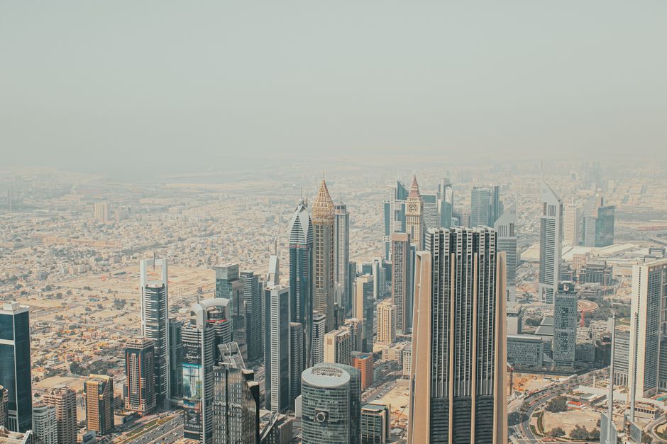 أفق مدينة دبي مع مباني سكنية وفندقية حديثة