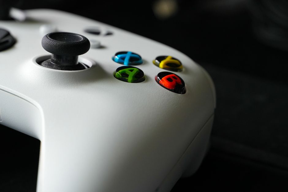 يد تحكم سوداء خاصة بجهاز Xbox Series X على مكتب الألعاب