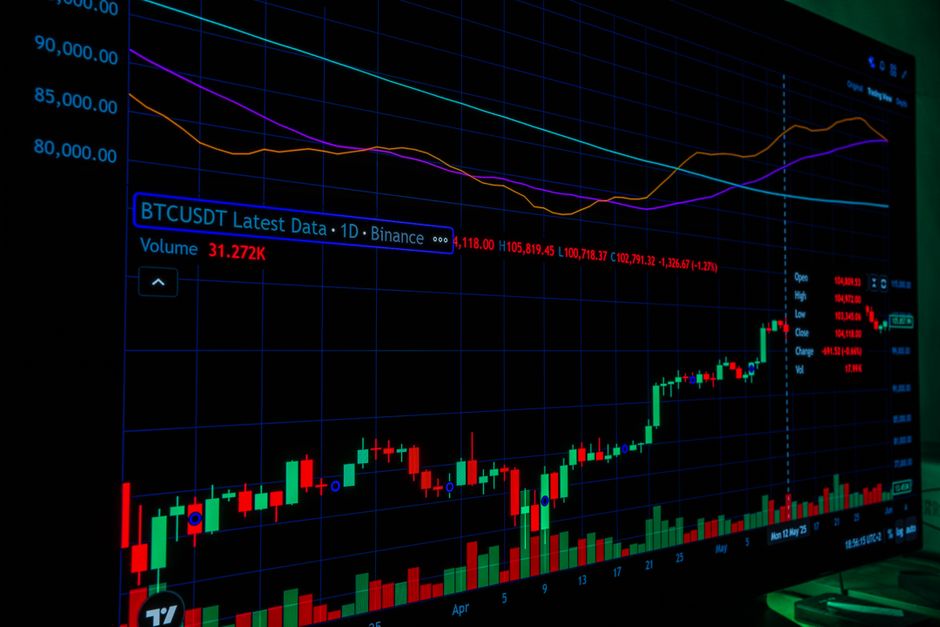 شاشة تداول العملات الرقمية تظهر أسعار التوكنات