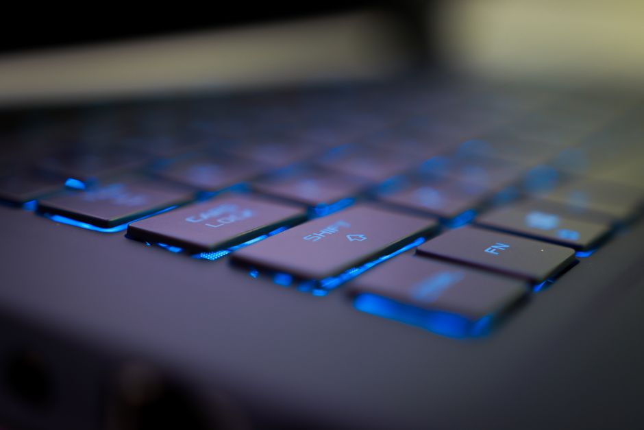 لوحة مفاتيح لابتوب ديل مضيئة من الخلف