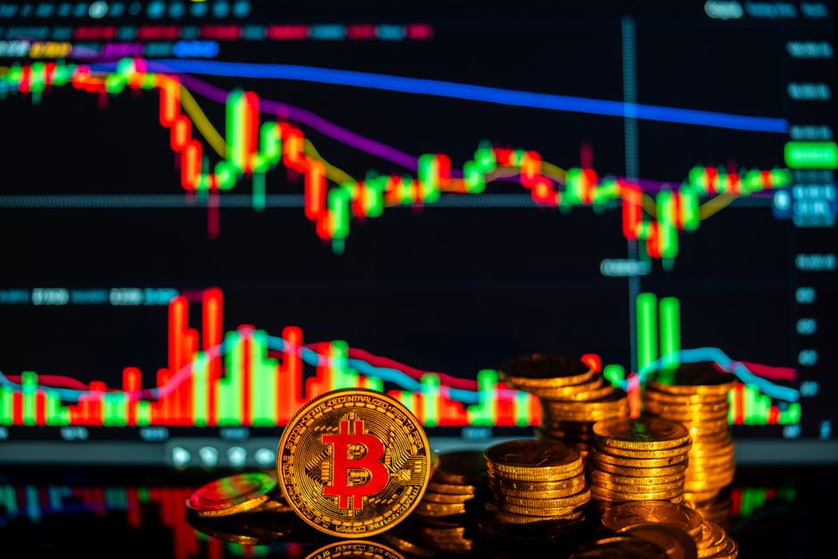 صورة لعملة بيتكوين الذهبية مع عملات رقمية أخرى على خلفية داكنة