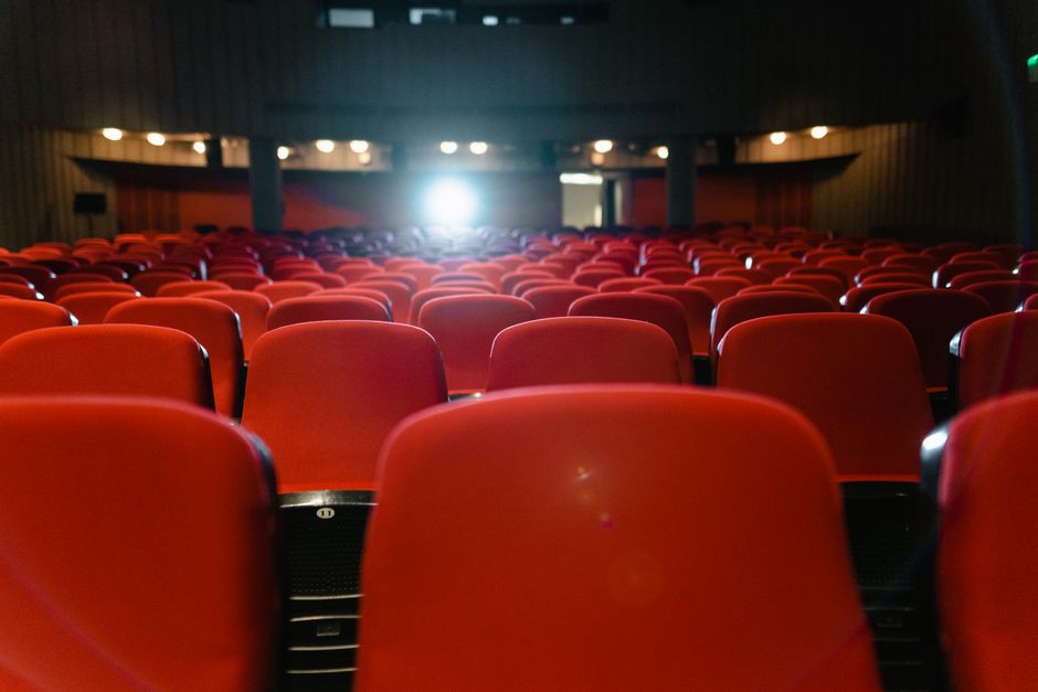 ممثلون عرب على السجادة الحمراء في حفل عرض سينمائي 2026