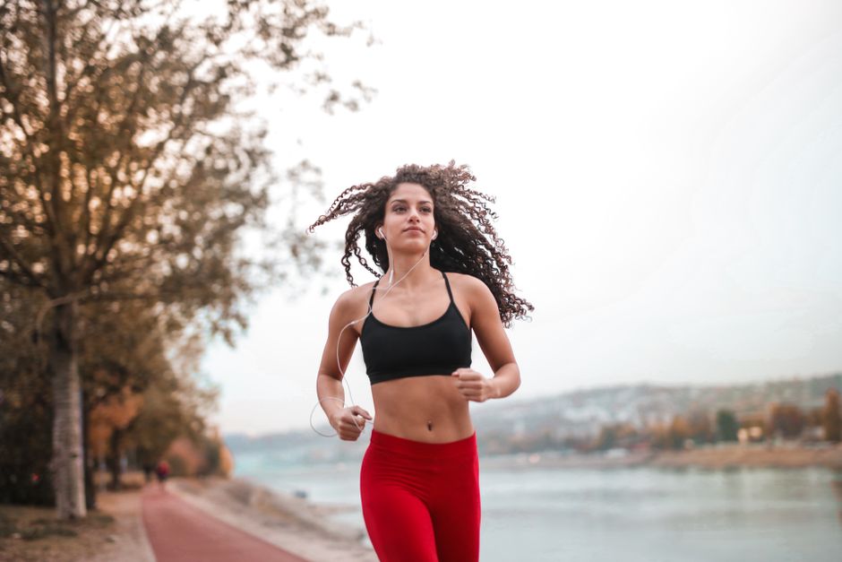 سماعات لاسلكية رياضية مقاومة للعرق أثناء التمرين خارج المنزل