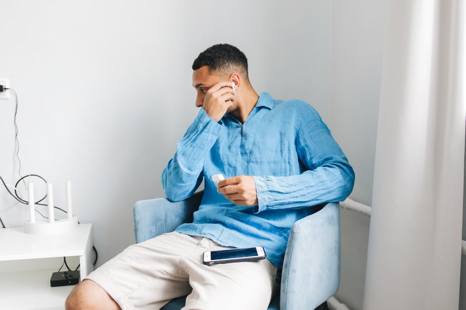 شاب يستمع للموسيقى باستخدام سماعات لاسلكية في المدينة