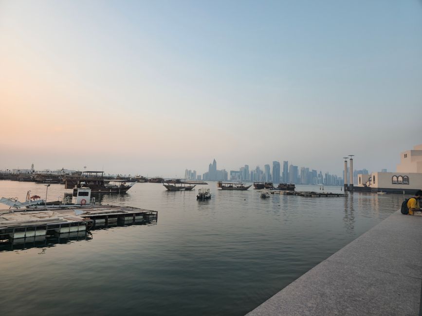 أفق مدينة الدوحة في قطر مع أبراج منطقة الكورنيش