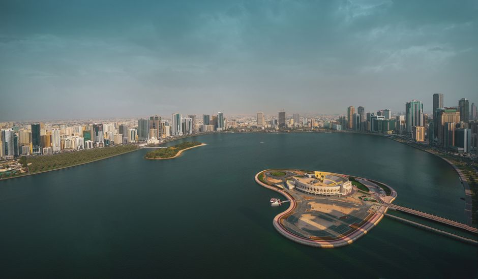 كورنيش الشارقة في المساء مع أضواء الواجهة البحرية