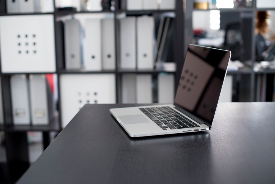 جهاز MacBook Air M4 على مكتب عمل أنيق مع إضاءة طبيعية