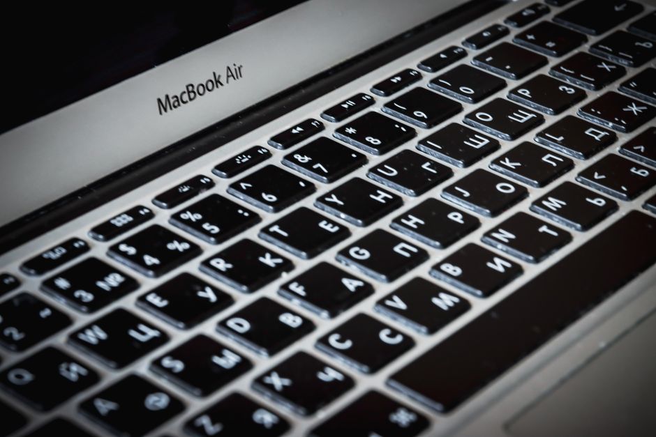 سعر MacBook Air M4 في السعودية 2026: الدليل الشامل والمقارنة الكاملة