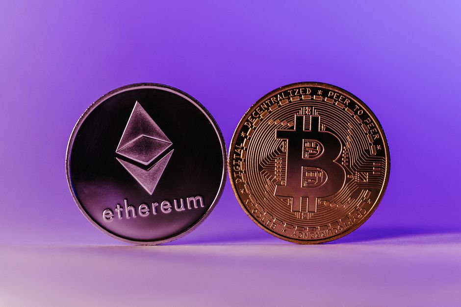 صورة لعملات رقمية مشفرة مثل بيتكوين وإيثريوم على خلفية مالية داكنة