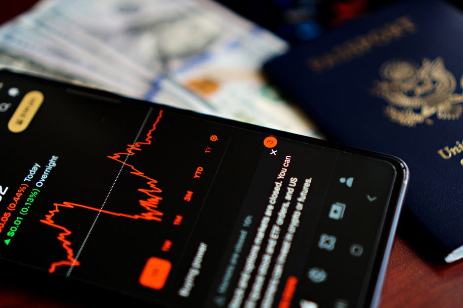 الفرق بين الأسهم والسندات والعملات الرقمية: دليل شامل للمستثمر السعودي في 2026