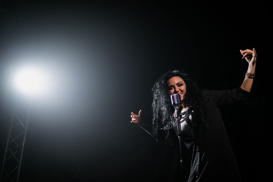 مغني يؤدي أغنية على المسرح في حفل غنائي كبير