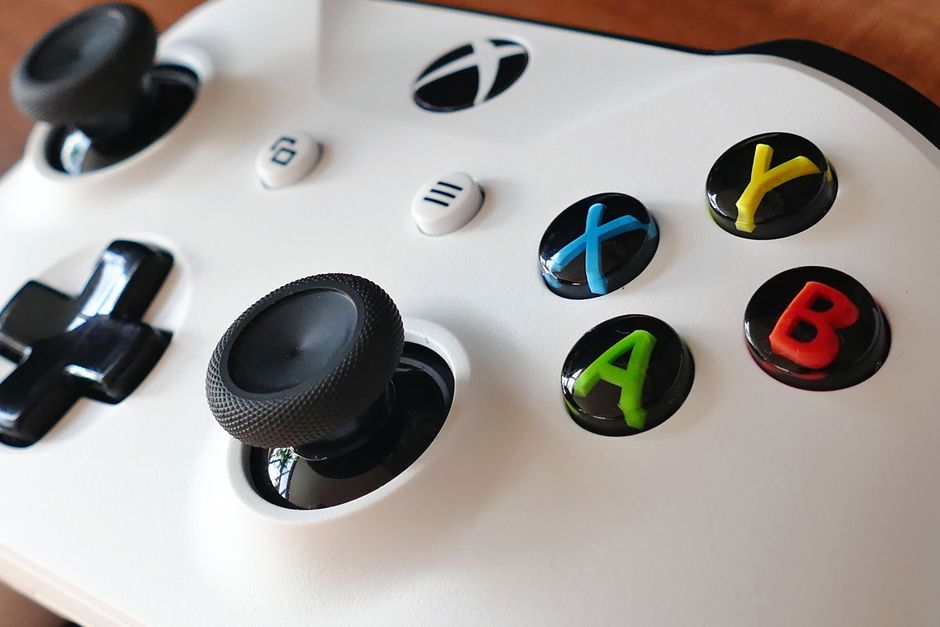 يد تحكم Xbox حديثة بجانب جهاز الألعاب في غرفة معيشة