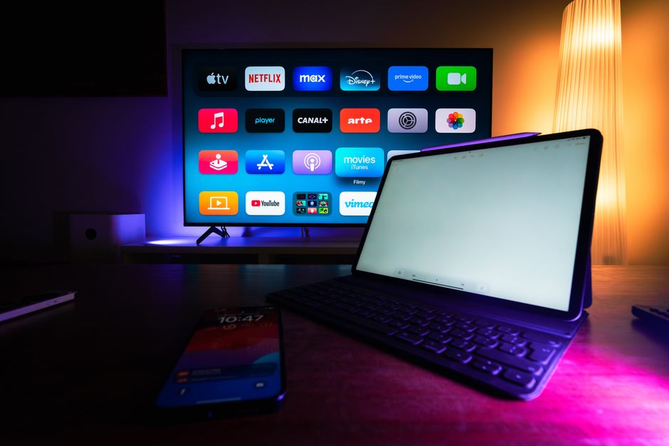 شاشة حاسوب محمول تعرض تطبيق بث درامي عربي في المنزل