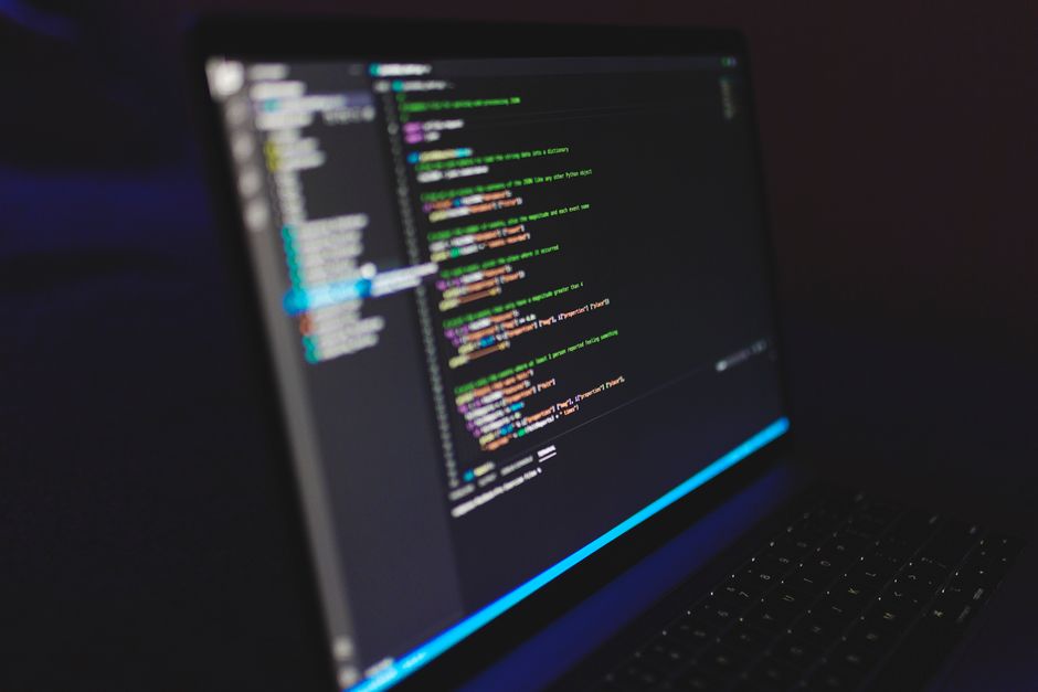 لابتوب برمجة حديث يعرض أكواد تطوير على الشاشة