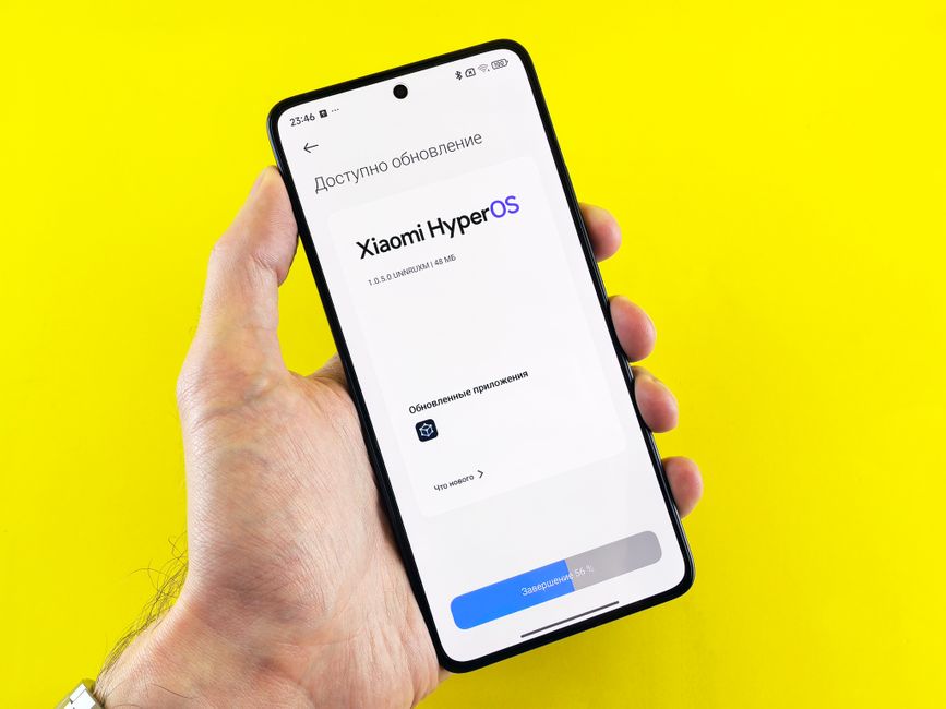 مستخدم يحمل هاتفاً ذكياً ويستعرض تحديثات نظام iOS 19