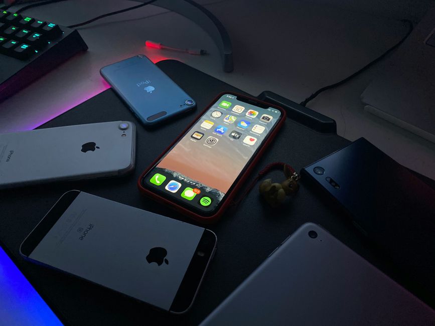 صورة لهاتف آيفون يعرض واجهة نظام iOS 19 الحديثة