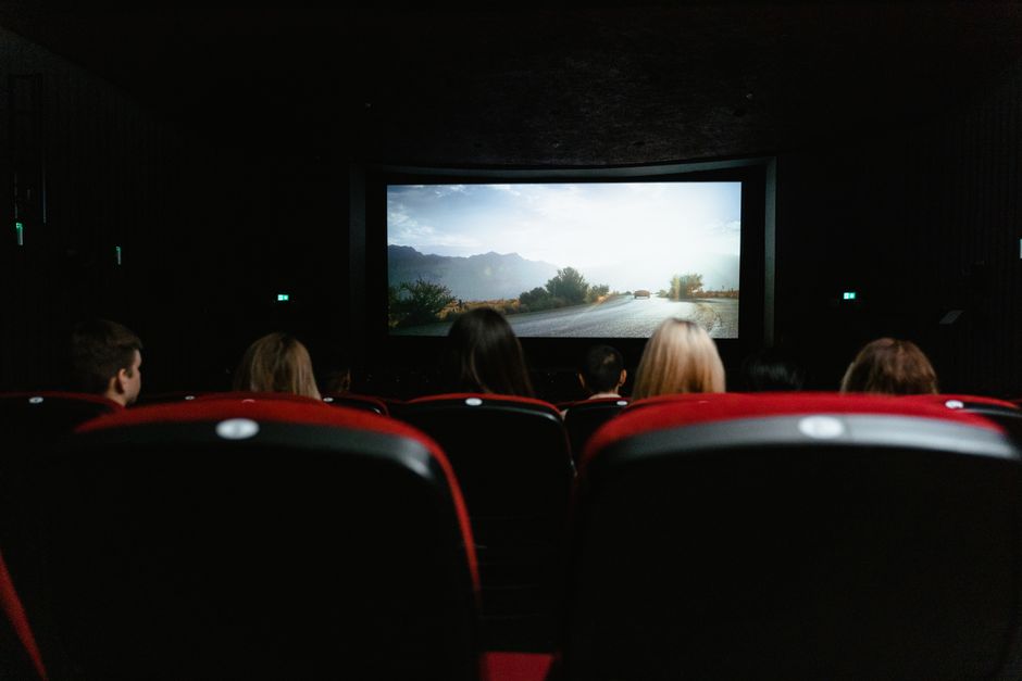 جمهور سعودي يستمتع بمشاهدة فيلم داخل قاعة سينما حديثة