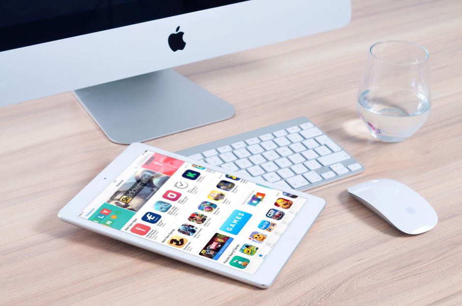 جهاز iPad Pro 2026 على مكتب العمل في مكان مضاء